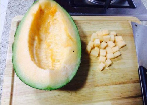 胃痛吃哈密瓜要蒸熟吗,蒸熟还是生食？